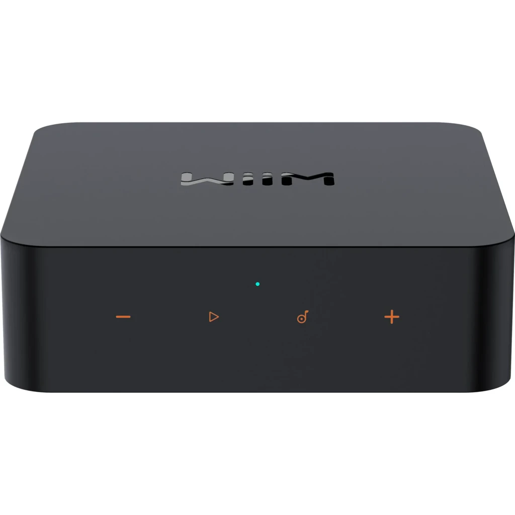 Wiim Lecteur réseau Pro Plus rouge, vue dessus avec télécommande: unité noire avec logo et télécommande avec bouton - Ítem2