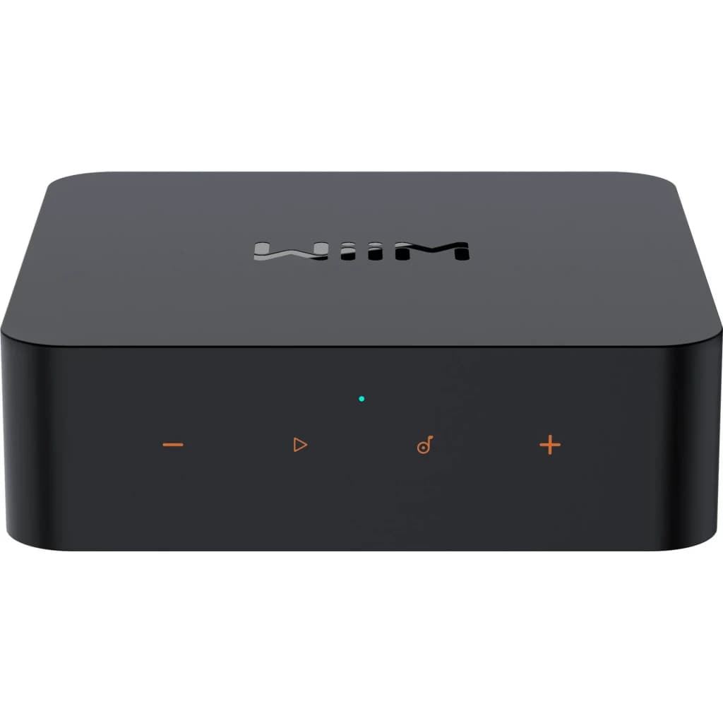 Wiim Pro Plus Reproductor de red rojo, vista frontal-superior: logo WiiM en tapa y botones táctiles naranjas