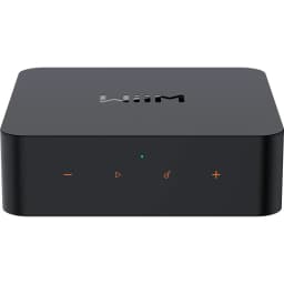 Wiim Pro Plus Reproductor de red rojo, vista frontal-superior: logo WiiM en tapa y botones táctiles naranjas