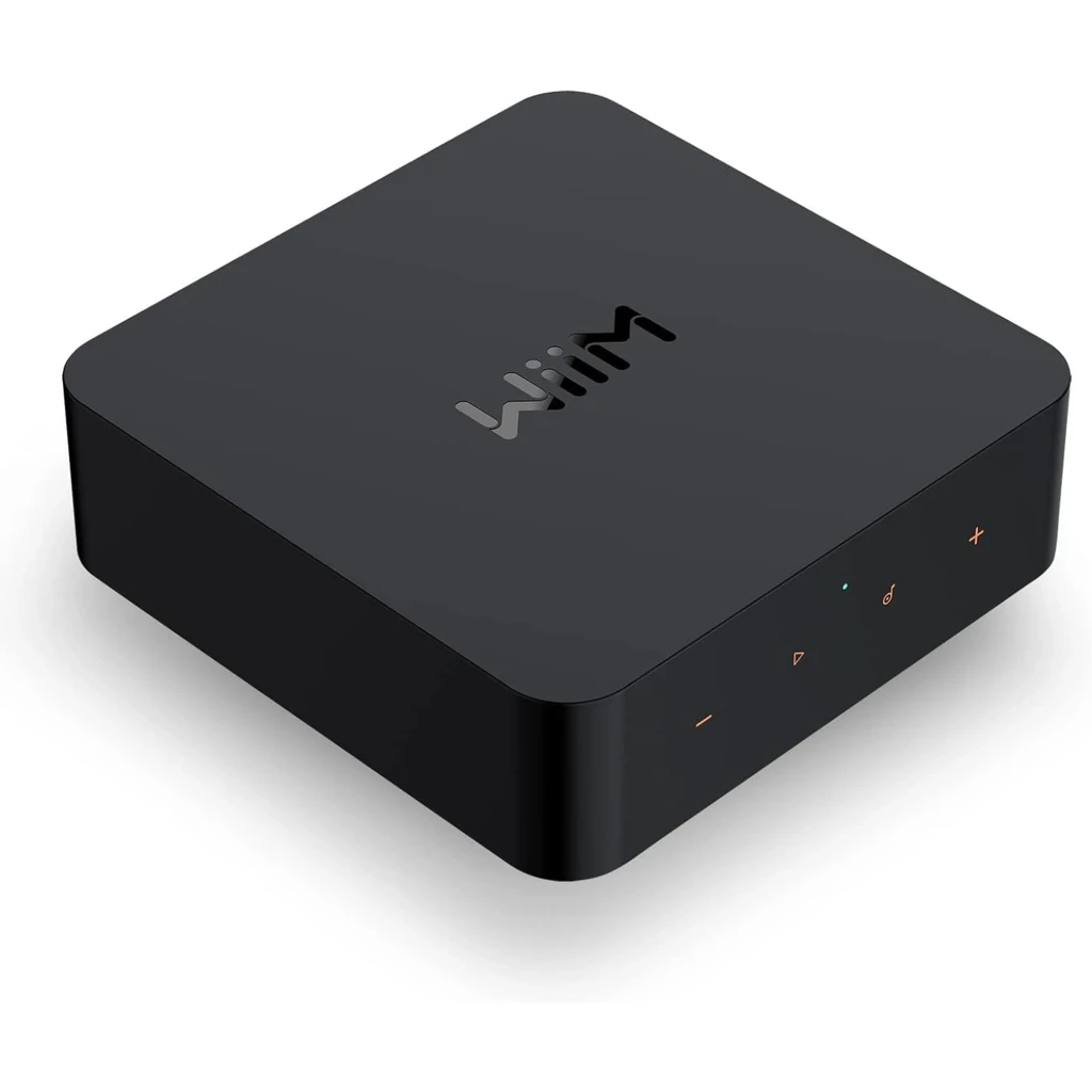 Wiim Lecteur réseau Pro Plus rouge, vue dessus avec télécommande: unité noire avec logo et télécommande avec bouton - Ítem4