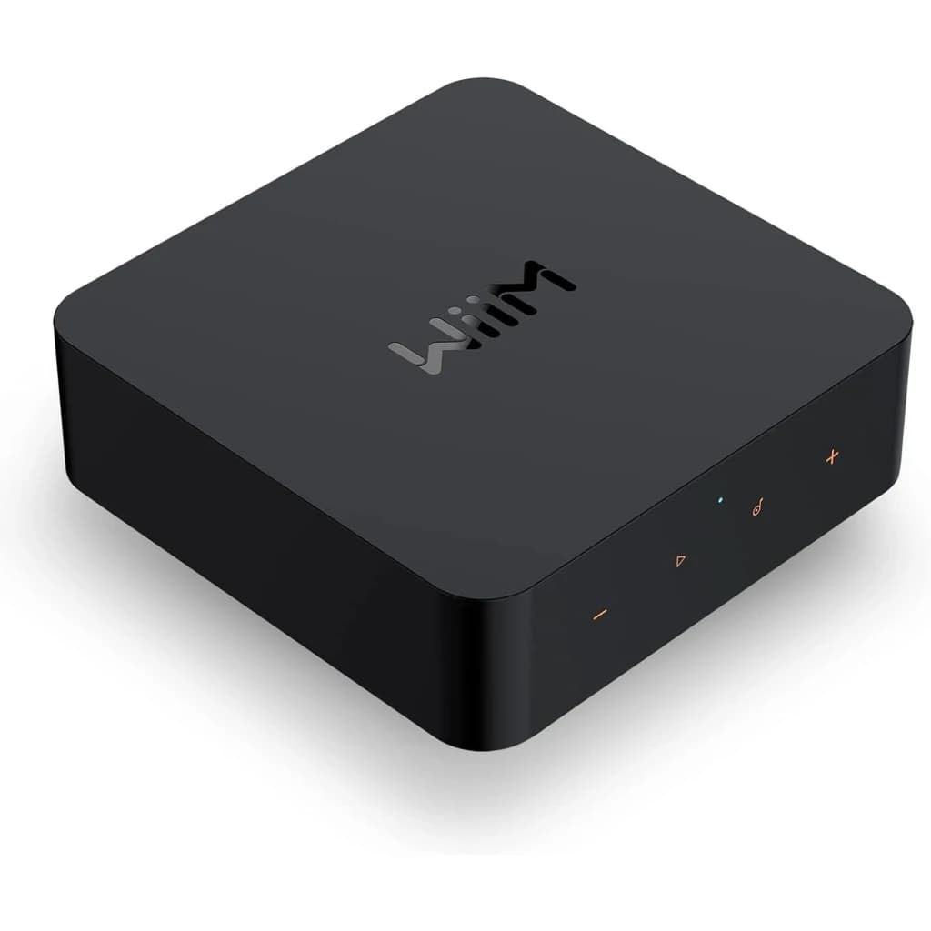 Wiim Reproductor de red Pro Plus rojo, vista perspectiva: cuerpo negro con logo WiiM en tapa y botones táctiles en lateral