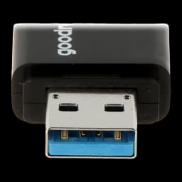 GoodRam UME3 16GB negro, vista del conector: primer plano del conector USB-A azul USB 3.2 con cuerpo negro