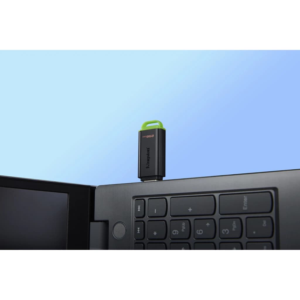 Kingston DataTraveler Exodia G2 256GB noir, en utilisation: branché sur le port USB d'un ordinateur portable, anneau vert