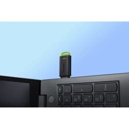 Kingston DataTraveler Exodia G2 256GB noir, en utilisation: branché sur le port USB d'un ordinateur portable, anneau vert
