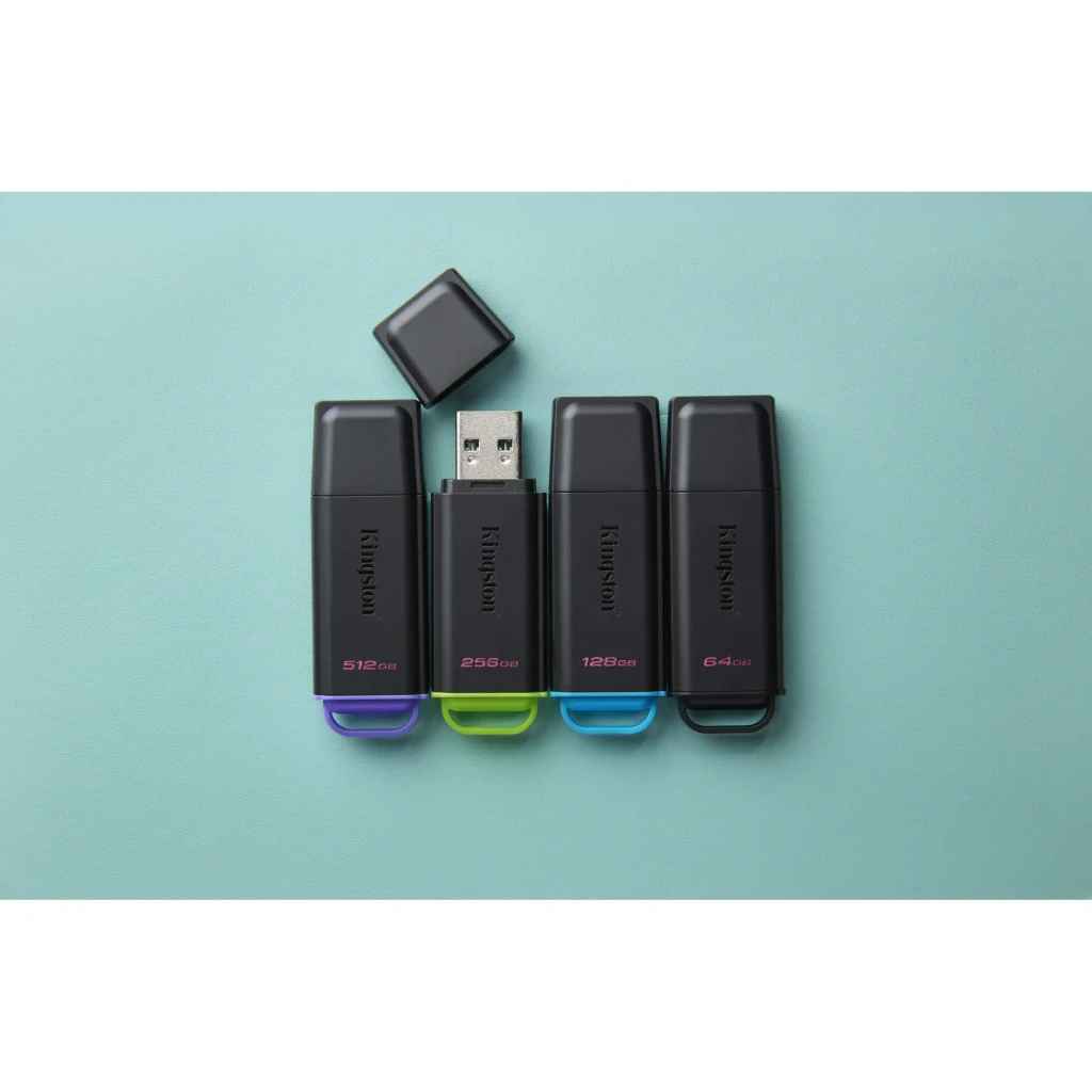 Kingston DataTraveler Exodia G2 256GB noir, vue en perspective: corps noir avec capuchon vert et logo Kingston visible - Ítem5