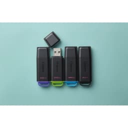 Kingston DataTraveler Exodia G2 256GB noir/vert, gamme: 4 unités en capacités 64GB à 512GB sur fond bleu-vert