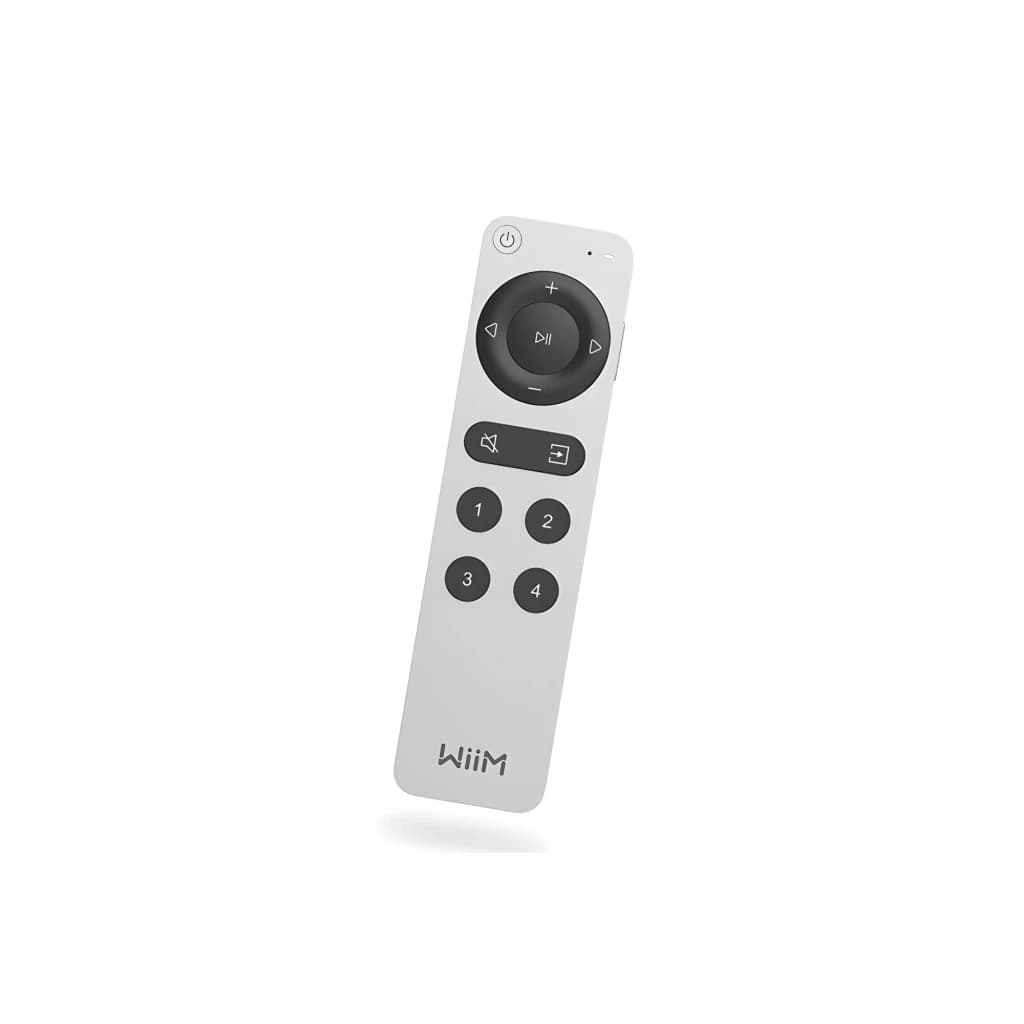 WiiM Remote II Argent, vue avant en angle: pavé de navigation circulaire, volume, source et touches 1-4