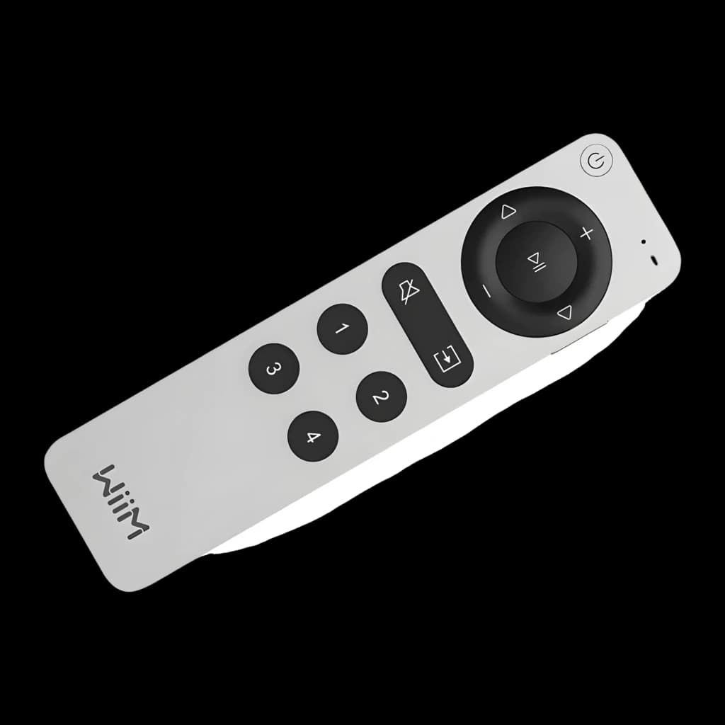 WiiM Remote II Argent, vue diagonale: corps argenté avec boutons noirs, molette de navigation et logo WiiM