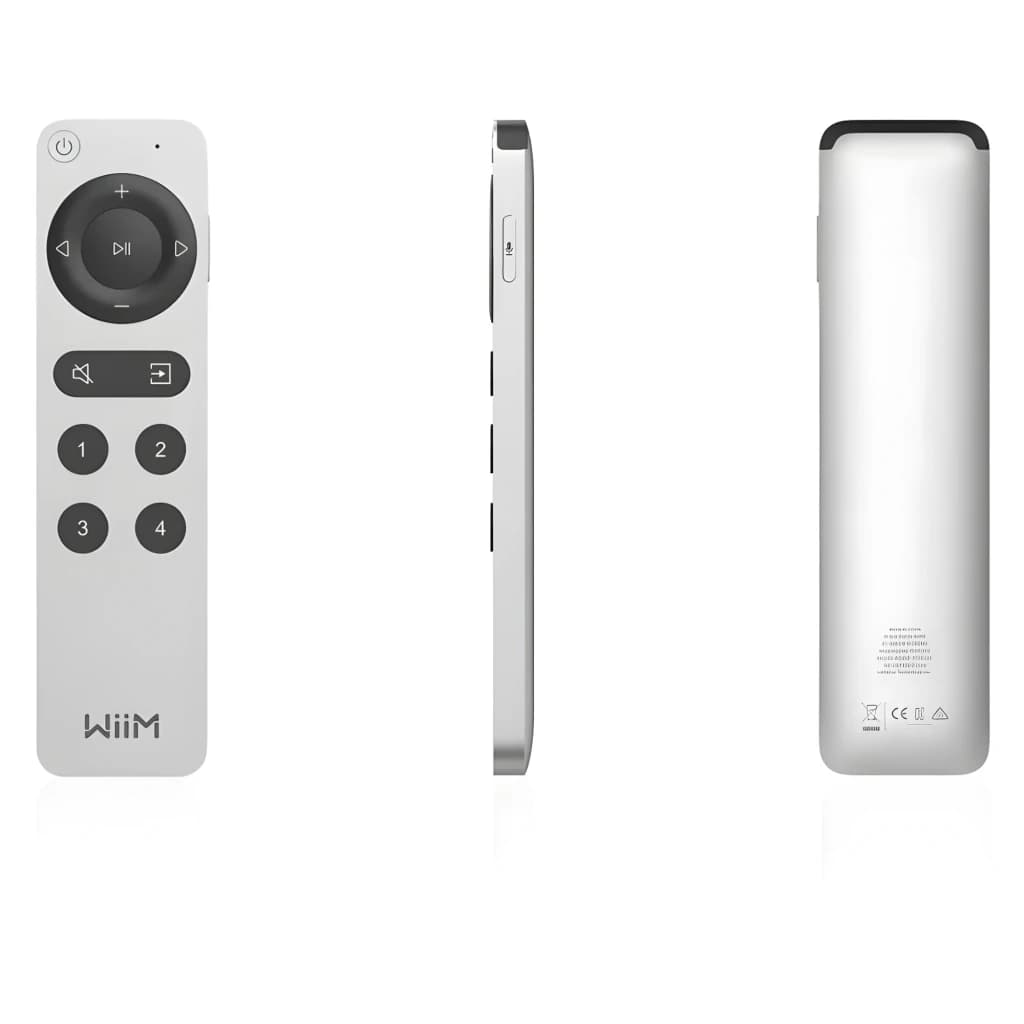 WiiM Remote II Argent, trois vues: face avec boutons et molette, côté avec micro et dos avec étiquette