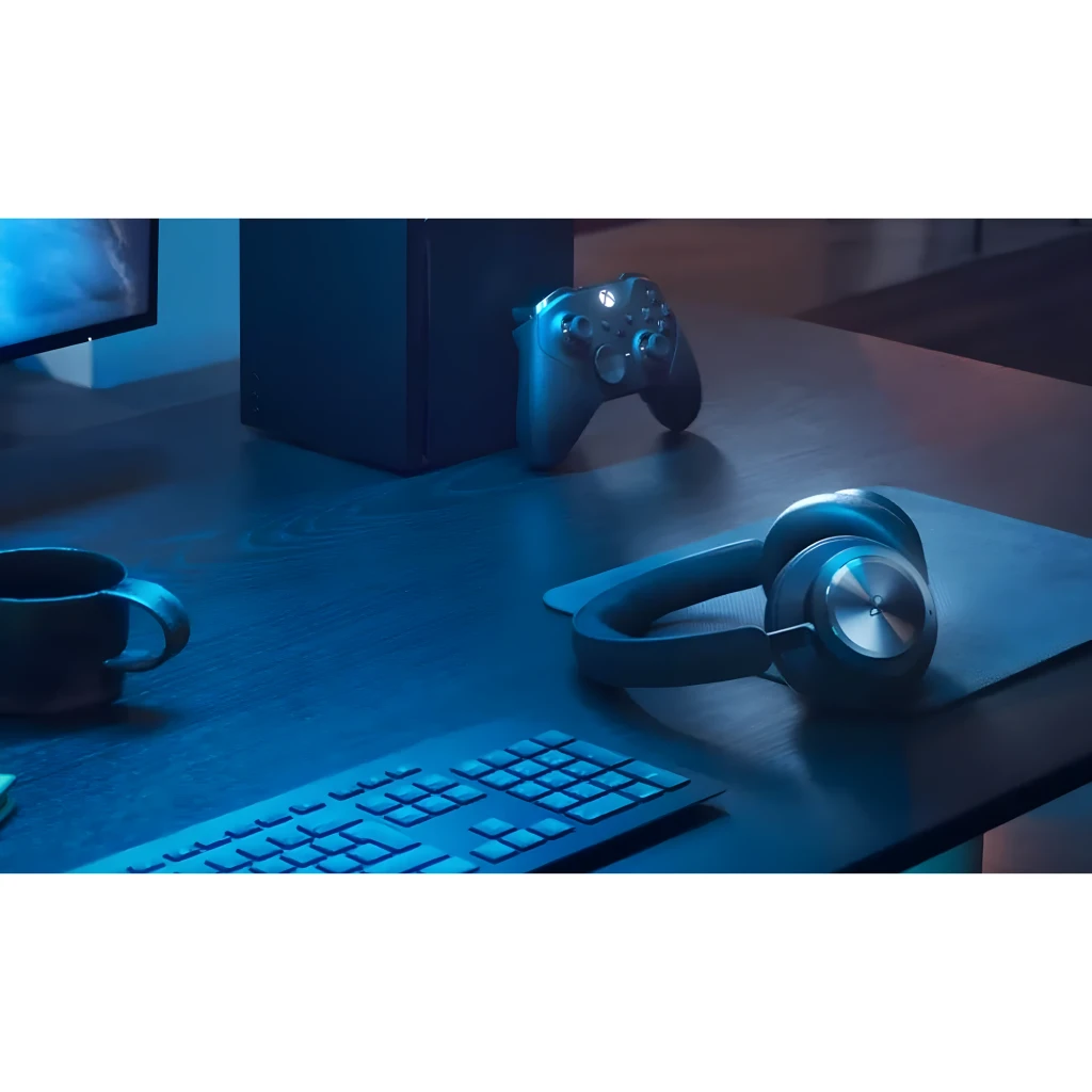 Bang & Olufsen Beoplay Portal noir, vue latérale: casque over-ear avec disque argenté et logo B&O sur fond sombre - Ítem2
