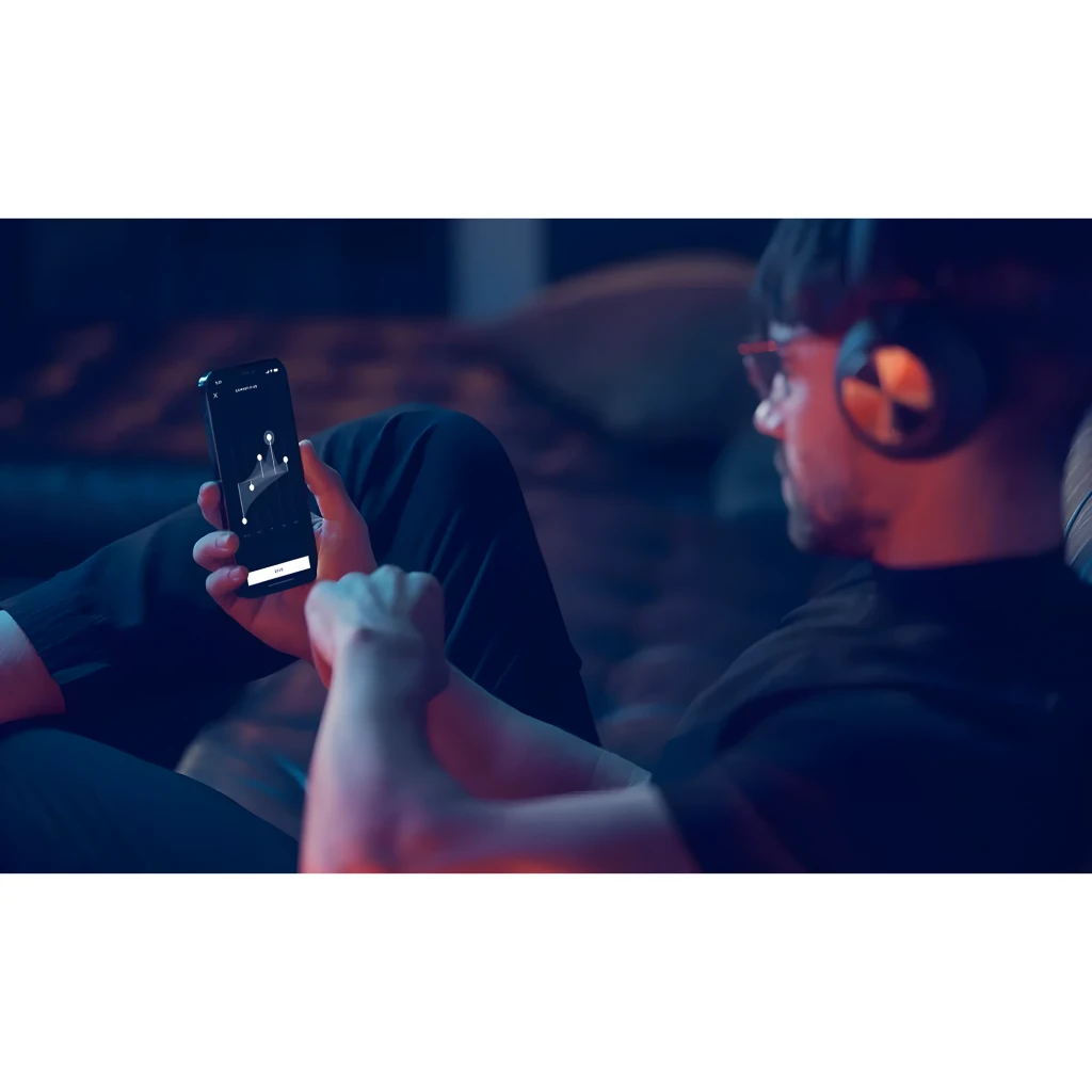 Bang & Olufsen Beoplay Portal noir, vue latérale: casque over-ear avec disque argenté et logo B&O sur fond sombre - Ítem5