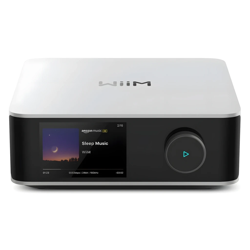 WiiM Amp Ultra argenté, vue avant avec télécommande: écran avec piste, bouton et télécommande incluse - Ítem1