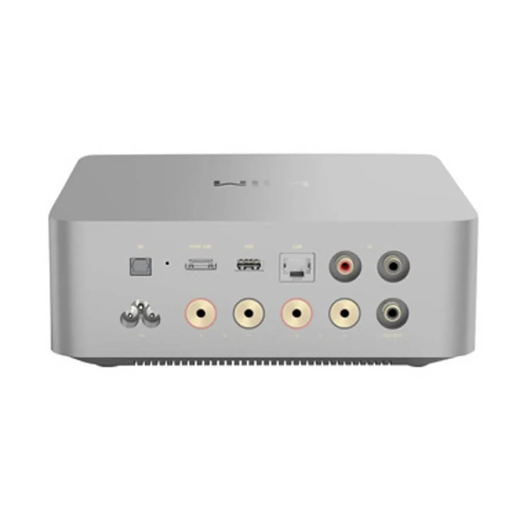 WiiM Amp Ultra argenté, vue avant avec télécommande: écran avec piste, bouton et télécommande incluse - Ítem2