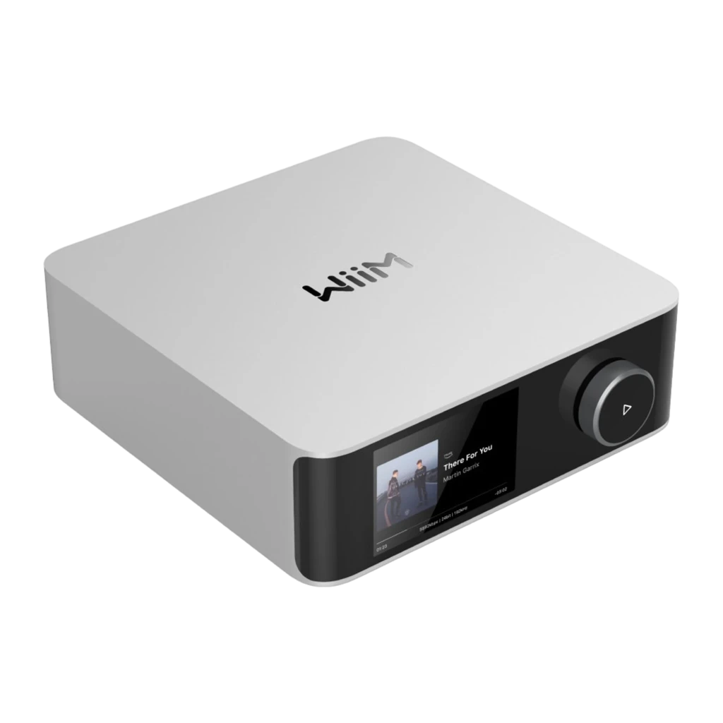 WiiM Amp Ultra argenté, vue avant avec télécommande: écran avec piste, bouton et télécommande incluse - Ítem3