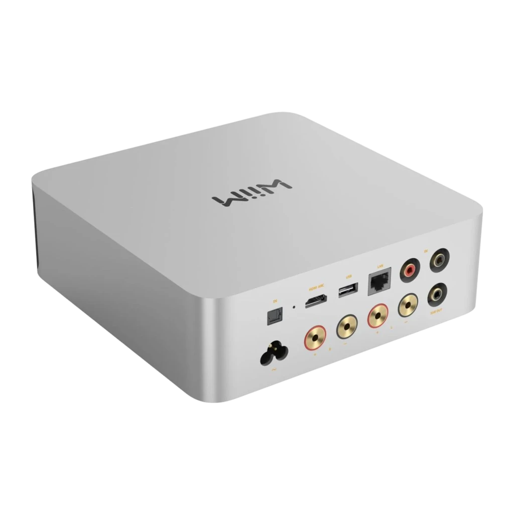 WiiM Amp Ultra argenté, vue avant avec télécommande: écran avec piste, bouton et télécommande incluse - Ítem4