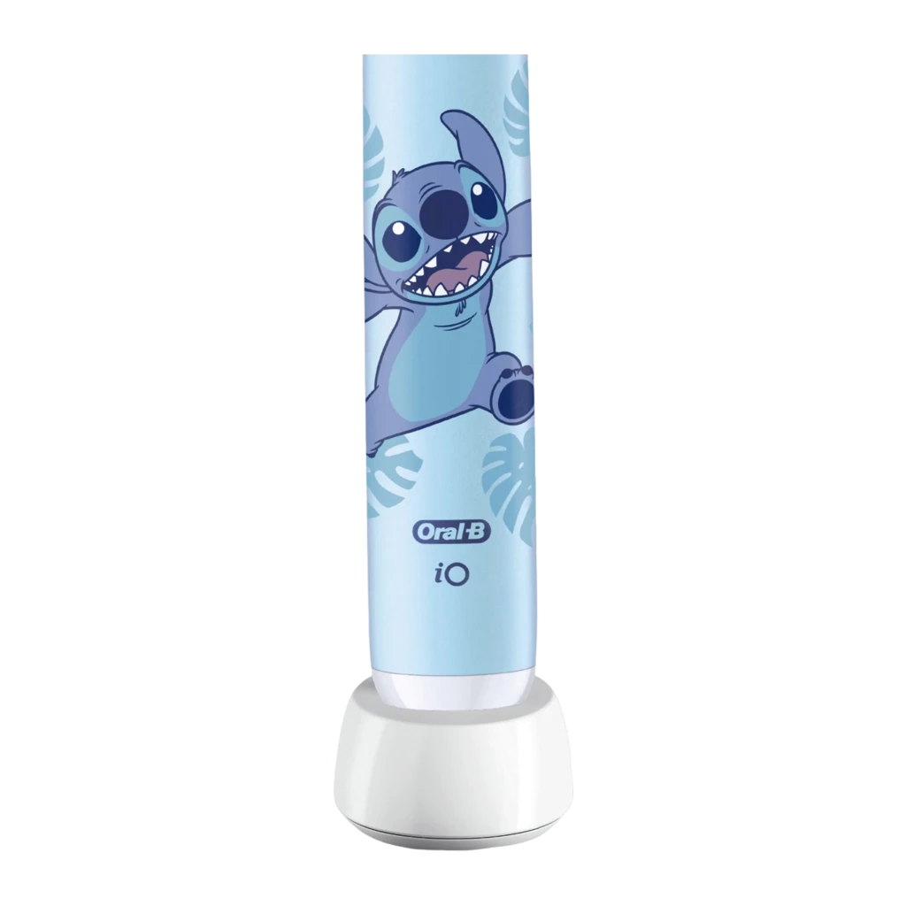 Oral-B iO Kids 6+ Stitch Azul, vista frontal completa: mango con ilustración de Stitch, cabezal redondo y base cargadora - Ítem1