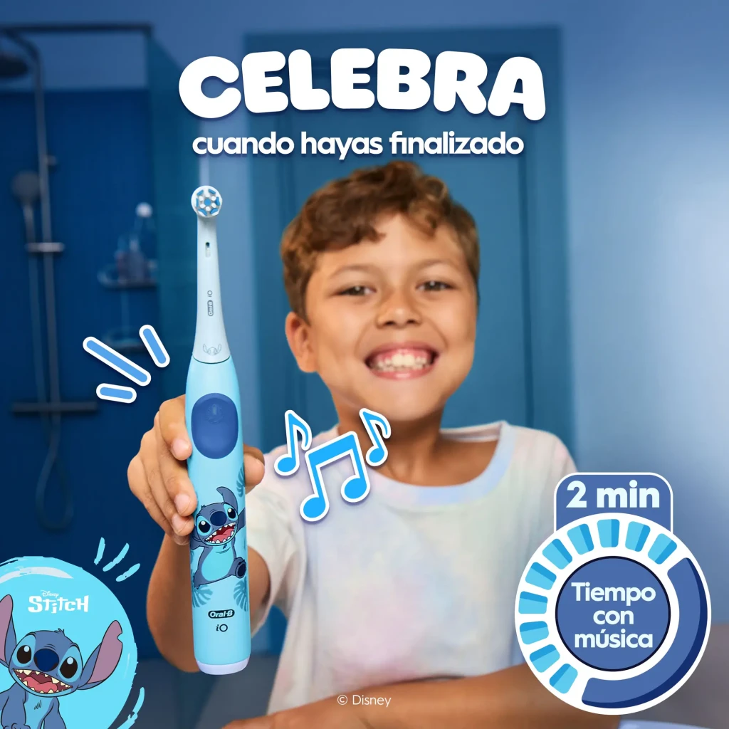 Oral-B iO Kids 6+ Stitch Azul, vista frontal completa: mango con ilustración de Stitch, cabezal redondo y base cargadora - Ítem3
