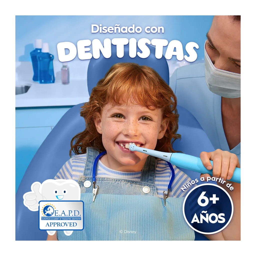 Oral-B iO Kids 6+ Stitch Azul, vista frontal completa: mango con ilustración de Stitch, cabezal redondo y base cargadora - Ítem4