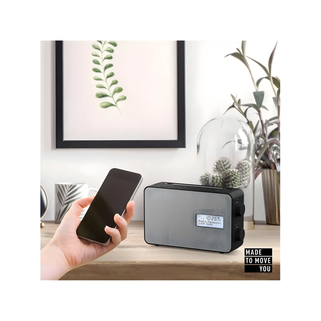 Panasonic RF-D30BT DAB+ negro, vista frontal en ángulo: rejilla plateada, pantalla LCD con hora y antena extensible - Ítem4