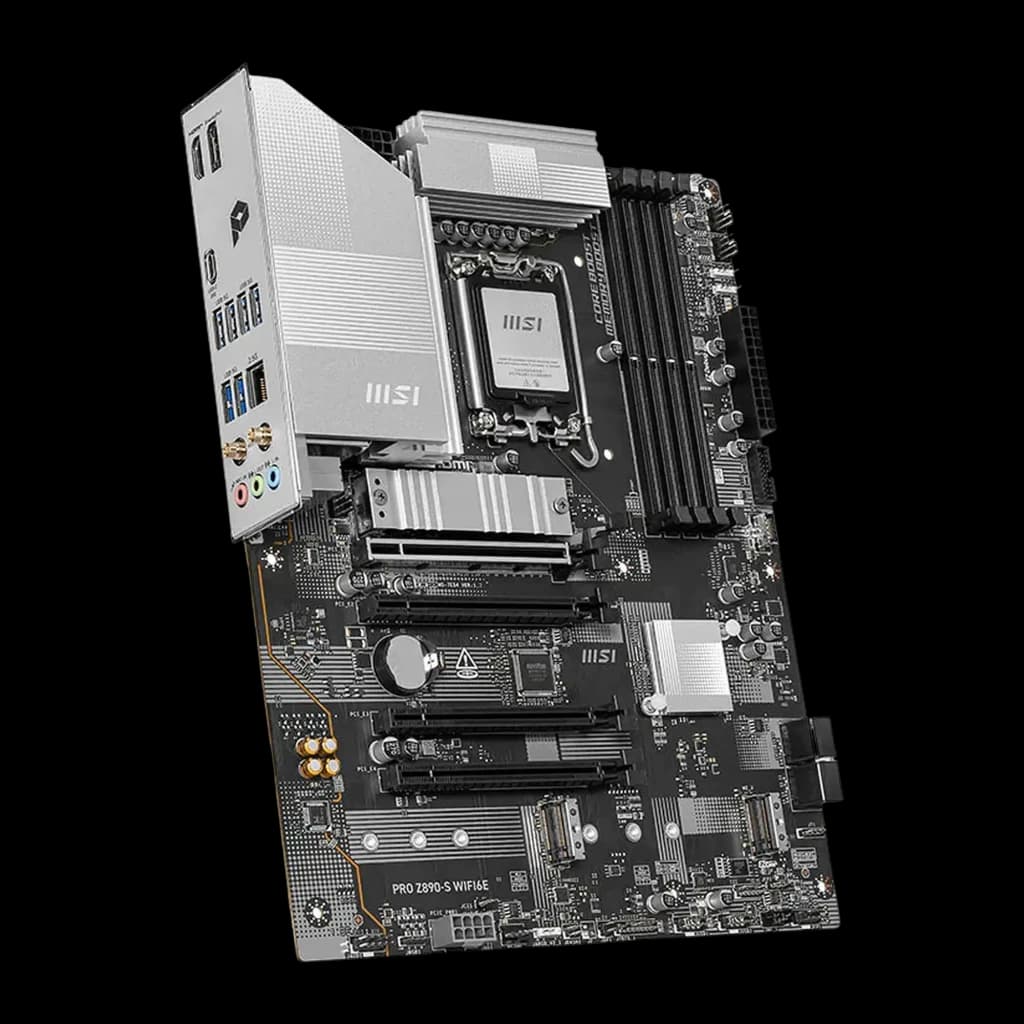 MSI PRO Z890-S WIFI6E Negro Plateado, vista frontal en ángulo: disipadores VRM plateados, socket LGA1851, ranuras DDR5 y
