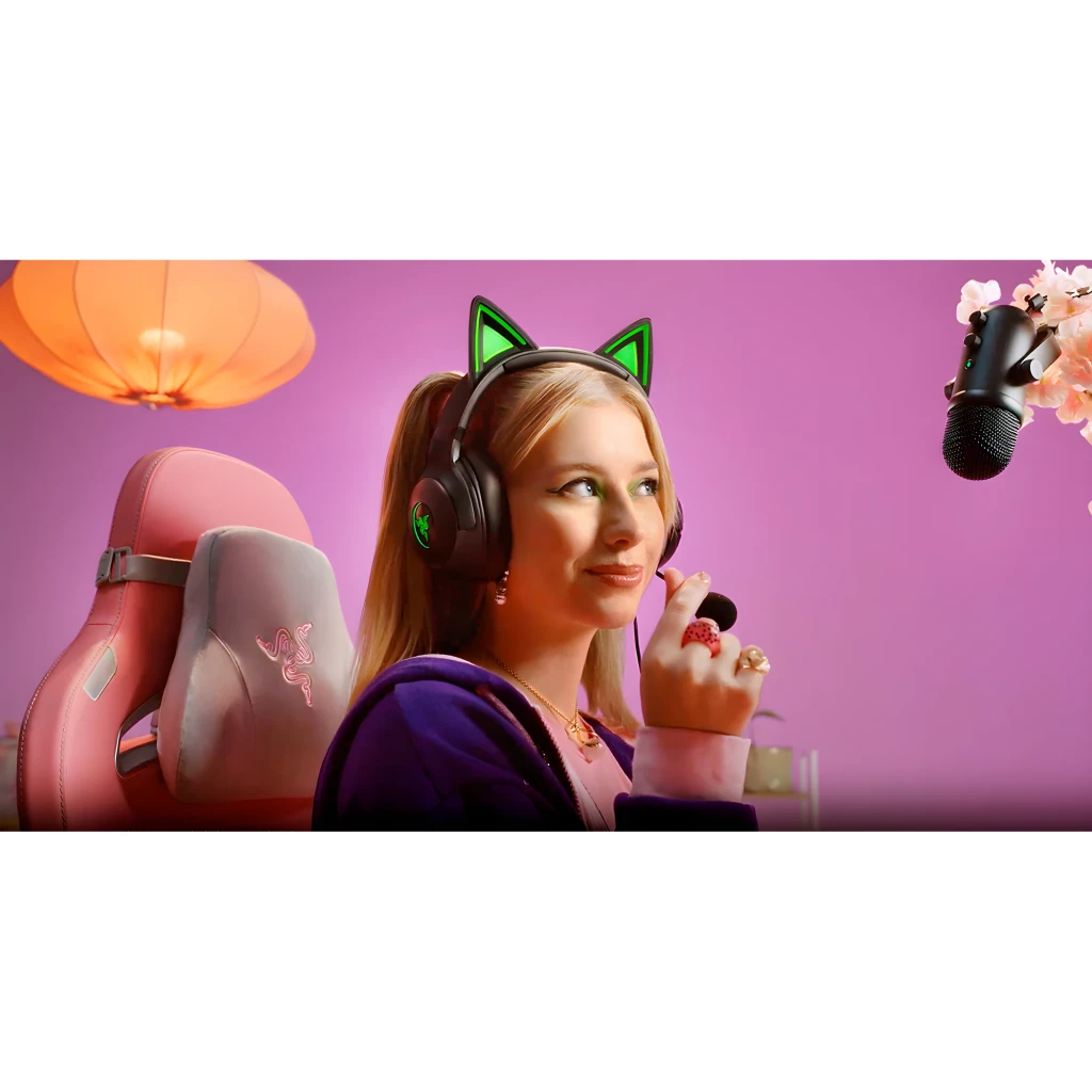 Razer Kraken Kitty V2 BT negro, vista frontal: orejas de gato con RGB verde, logo iluminado en auricular derecho - Ítem4