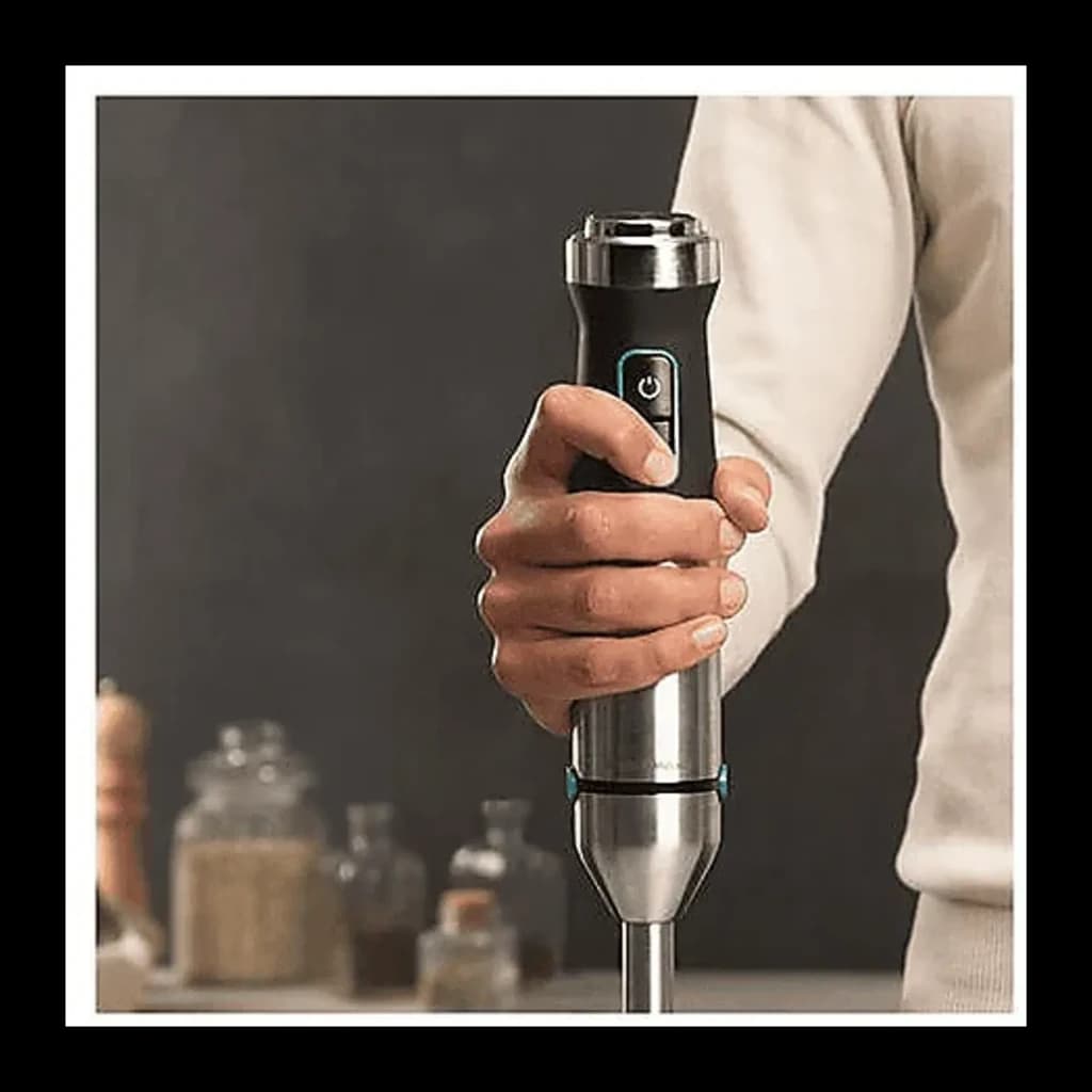 Cecotec Power TitanBlack 1500 XL preto, uso: mão segurando o cabo com botão azul e haste de aço inoxidável