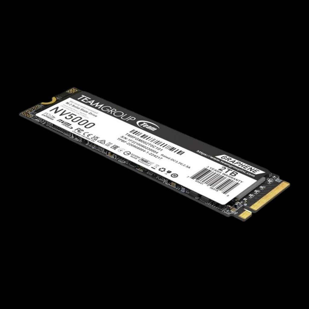 Team Group NV5000 2TB preto, vista em perspectiva de cima: etiqueta frontal e conector dourado visíveis