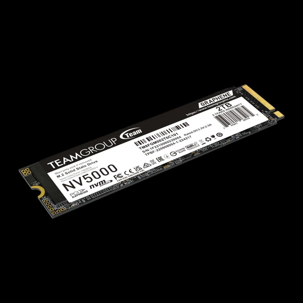 Team Group NV5000 2TB preto, vista em perspectiva de baixo: PCB verde com componentes e conector dourado
