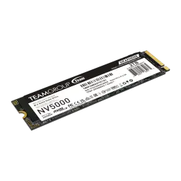 Team Group NV5000 2TB preto, vista em perspectiva de baixo: PCB verde com componentes e conector dourado