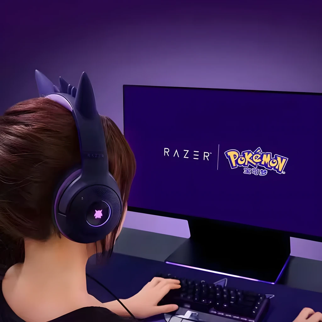 Razer Kraken Kitty V2 Pokémon Gengar Edition Morado, vista frontal 3/4: orejas de gato, logo Gengar en almohadilla roja y - Ítem8