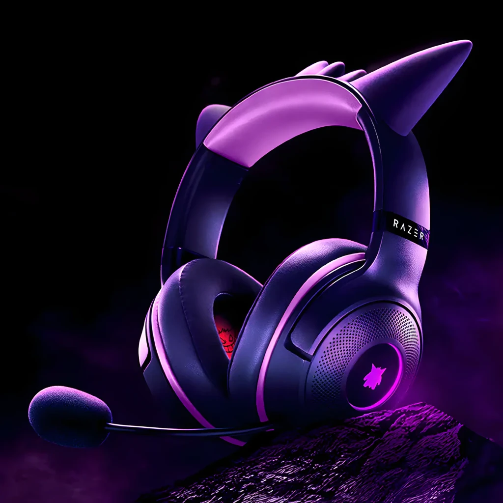 Razer Kraken Kitty V2 Pokémon Gengar Edition Morado, vista frontal 3/4: orejas de gato, logo Gengar en almohadilla roja y - Ítem4