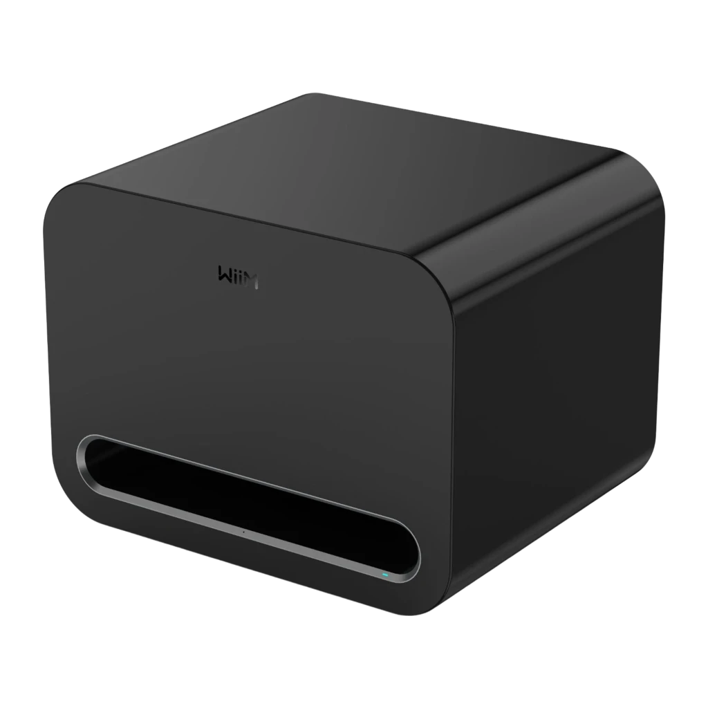 WiiM Sub Pro noir, vue de face: corps cubique aux coins arrondis, logo WiiM et fente ovale inférieure - Ítem2