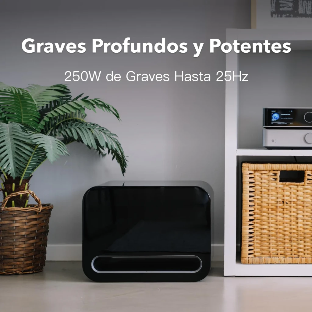 WiiM Sub Pro noir, vue de face: corps cubique aux coins arrondis, logo WiiM et fente ovale inférieure - Ítem5