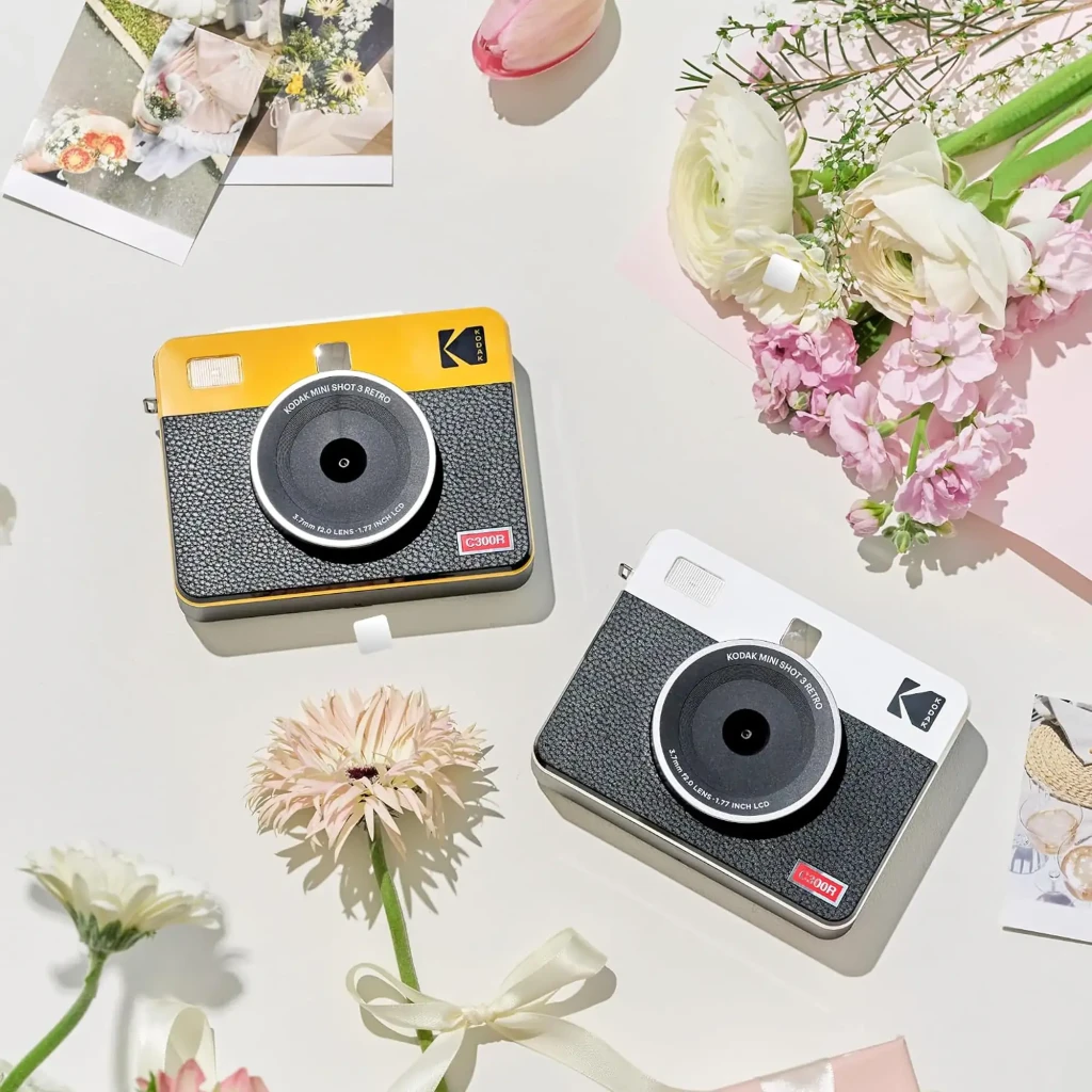 Kodak Cámara instantánea Mini Shot 3 Retro Amarillo, vista frontal: cuerpo amarillo y negro con objetivo circular y foto - Ítem10