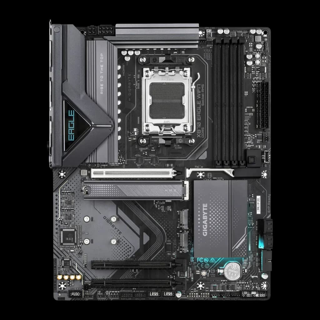 Gigabyte X870 EAGLE WIFI7 Preto, vista frontal: socket AM5, slots DDR5, PCIe e dissipadores VRM com logo EAGLE iluminado
