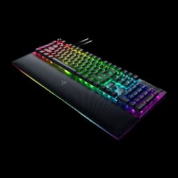 Razer BlackWidow V4 Pro Green Switch negro, vista cenital en ángulo: reposamuñecas en primer plano, teclado numérico y RGB