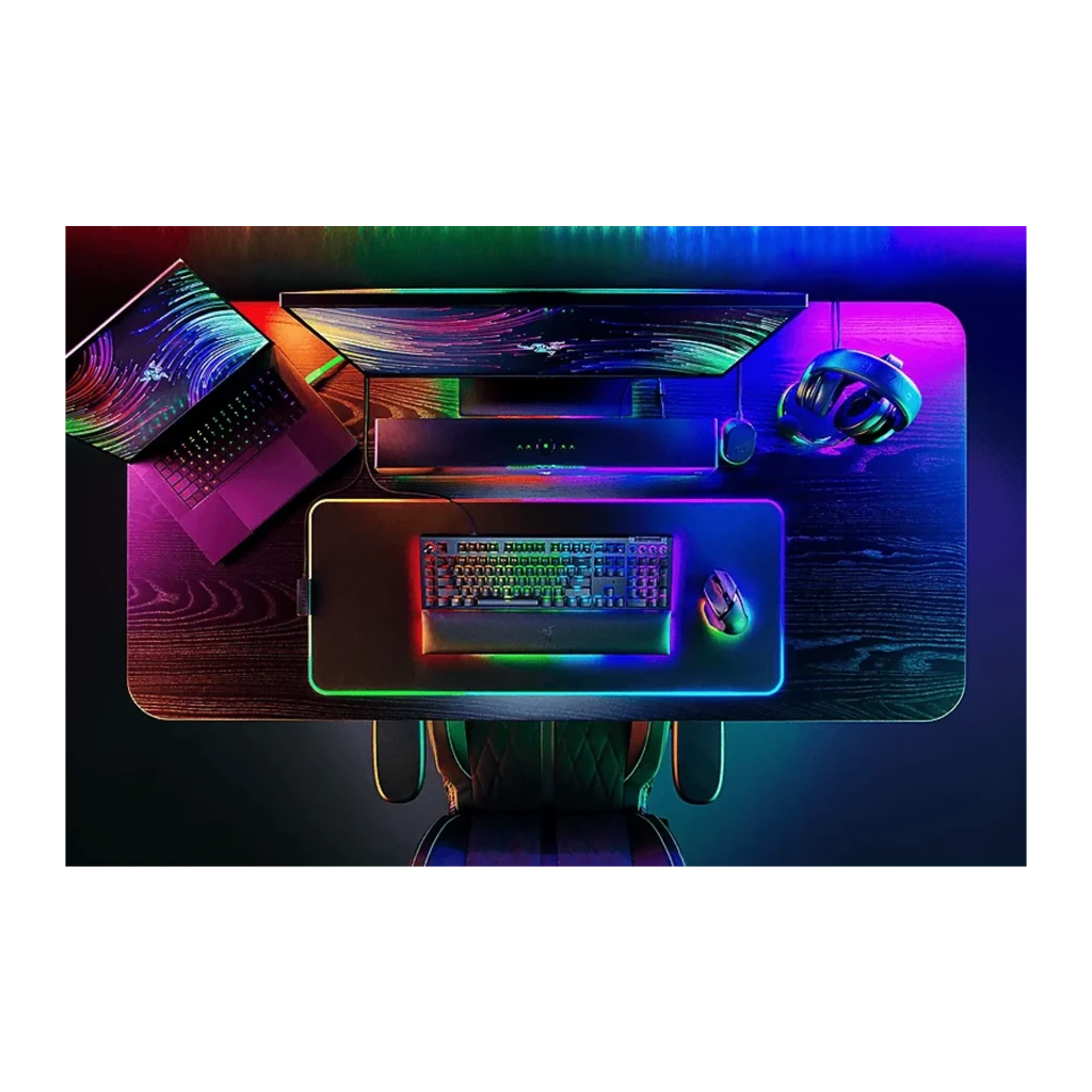 Razer BlackWidow V4 Pro Green Switch negro, vista cenital en ángulo: reposamuñecas en primer plano, teclado numérico y RGB - Ítem3