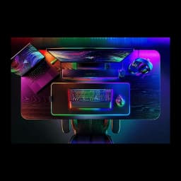 Razer BlackWidow V4 Pro Green Switch negro, vista cenital: teclado con RGB en setup gaming con monitor, ratón y auriculares
