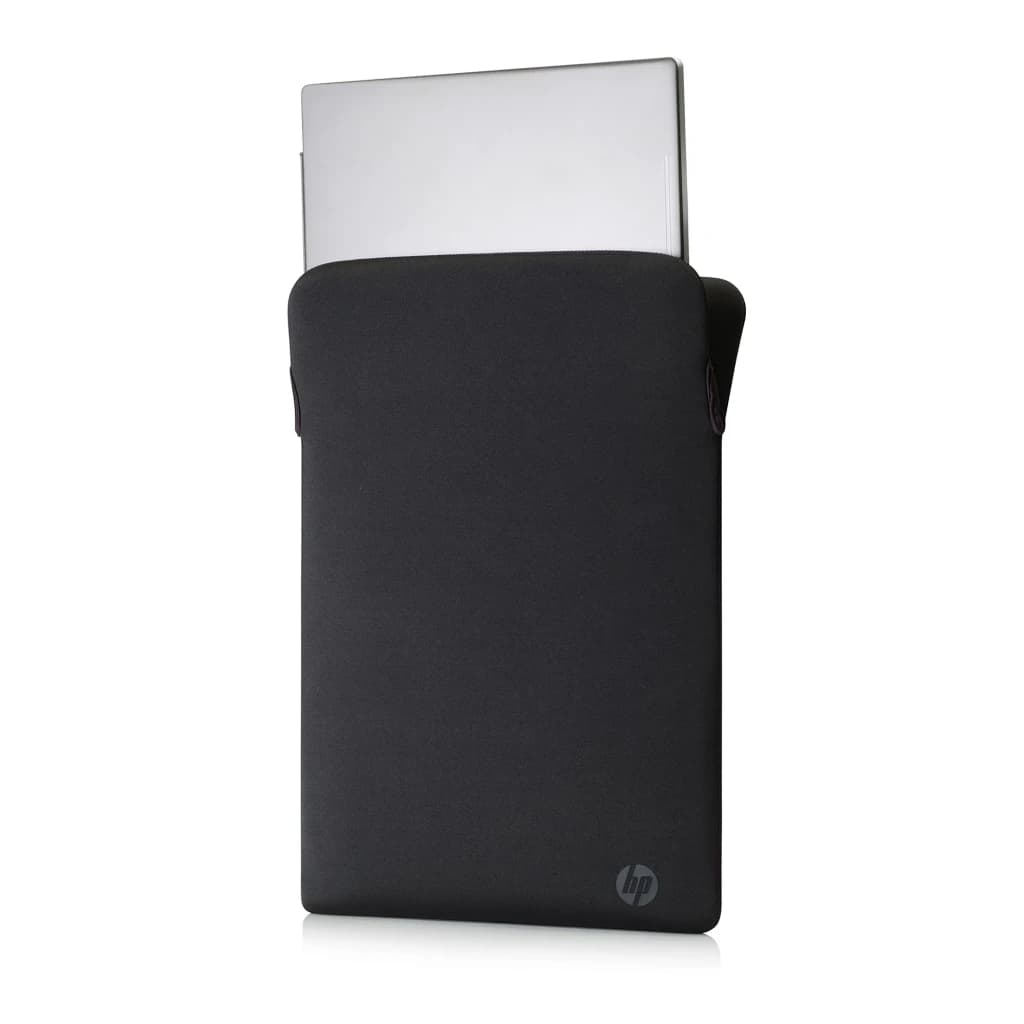 HP Housse Protective Reversible 15,6 pouces Mauve, côté noir: ordinateur dépassant de l'ouverture supérieure, logo HP en bas