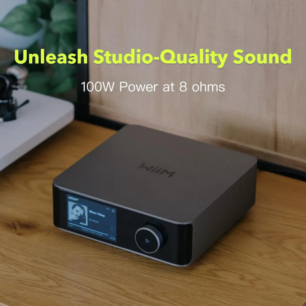 WiiM Amp Ultra 100W noir, vue avant: écran tactile avec pochette d'album et bouton lecture circulaire - Ítem5