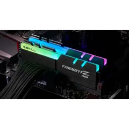 G.Skill Trident Z RGB 32GB DDR4 negro, instalada en placa base: dos módulos con iluminación RGB multicolor encendida