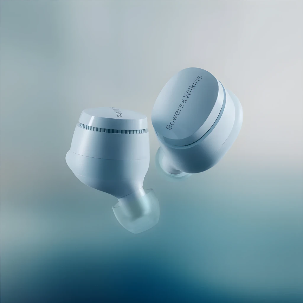 Bowers & Wilkins Pi6 Azul ártico, vista en perspectiva: dos auriculares TWS azules con logo y puntas de silicona blancas - Ítem9