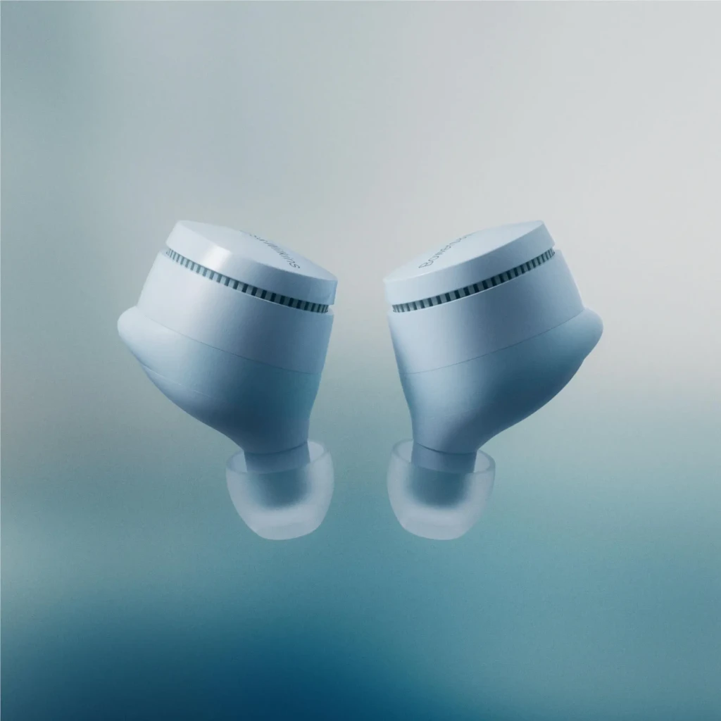 Bowers & Wilkins Pi6 Azul ártico, vista en perspectiva: dos auriculares TWS azules con logo y puntas de silicona blancas - Ítem10
