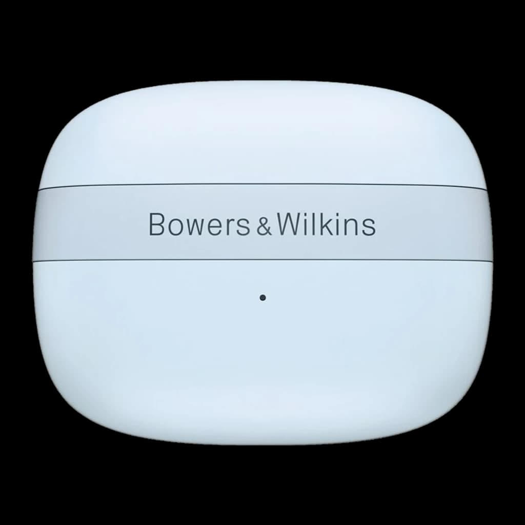 Bowers & Wilkins Pi6 bleu arctique, vue frontale légèrement haute: étui fermé avec finition mate et logo gravé