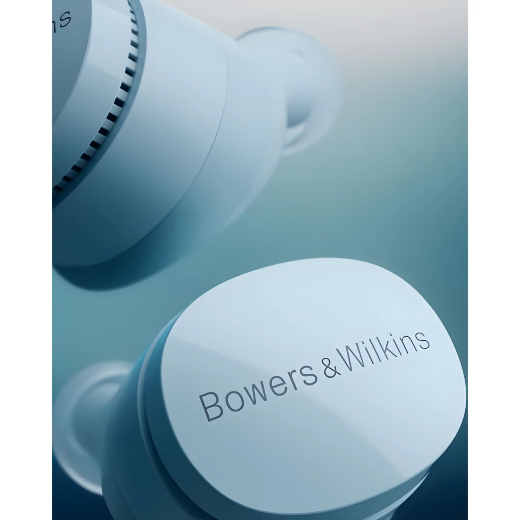 Bowers & Wilkins Pi6 Azul ártico, vista en perspectiva: dos auriculares TWS azules con logo y puntas de silicona blancas - Ítem8