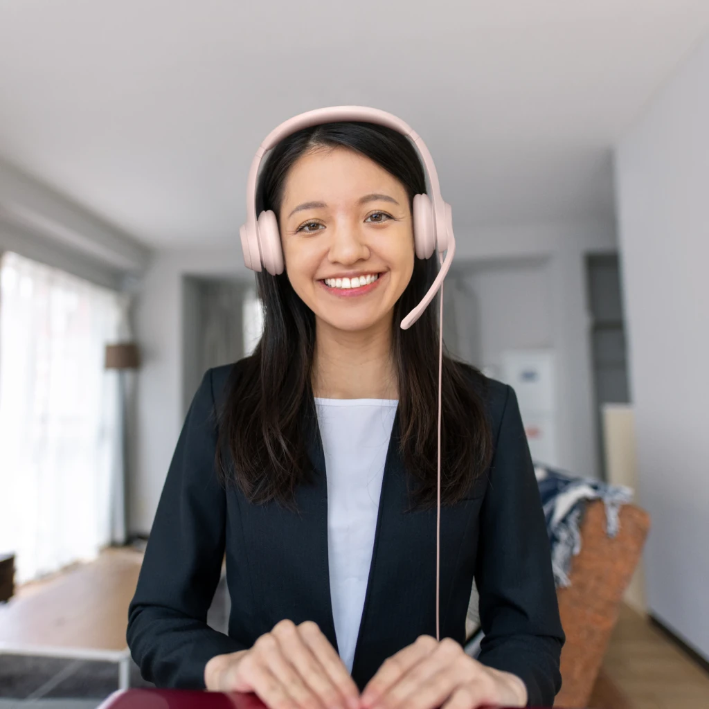 Logitech Auriculares H390 USB Rosa, vista frontal en ángulo: diadema, almohadillas y micrófono flexible con cable - Ítem4