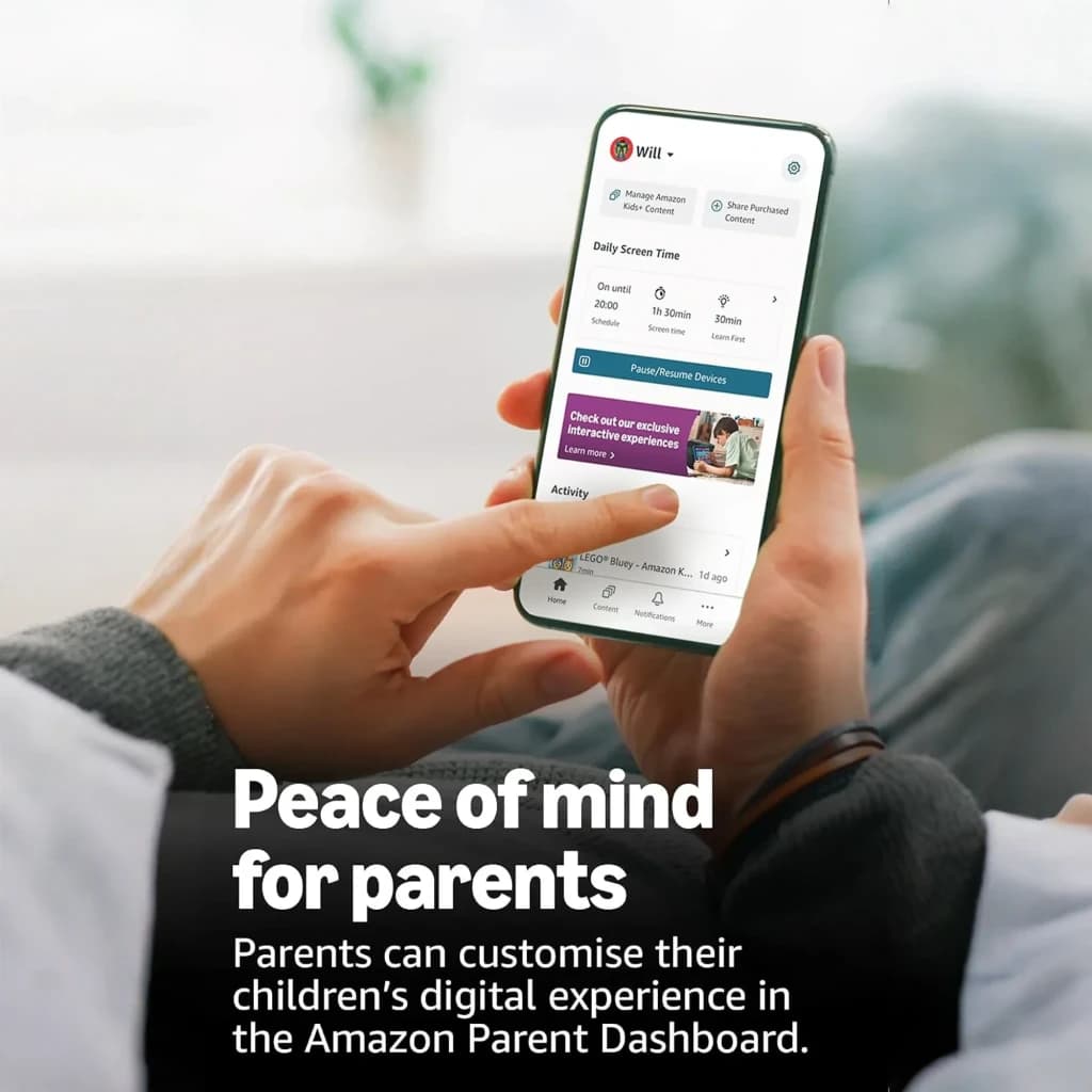 Smartphone affichant Amazon Parent Dashboard: écran avec temps d’écran quotidien, activité et réglages familiaux, interface claire pour gérer le Echo