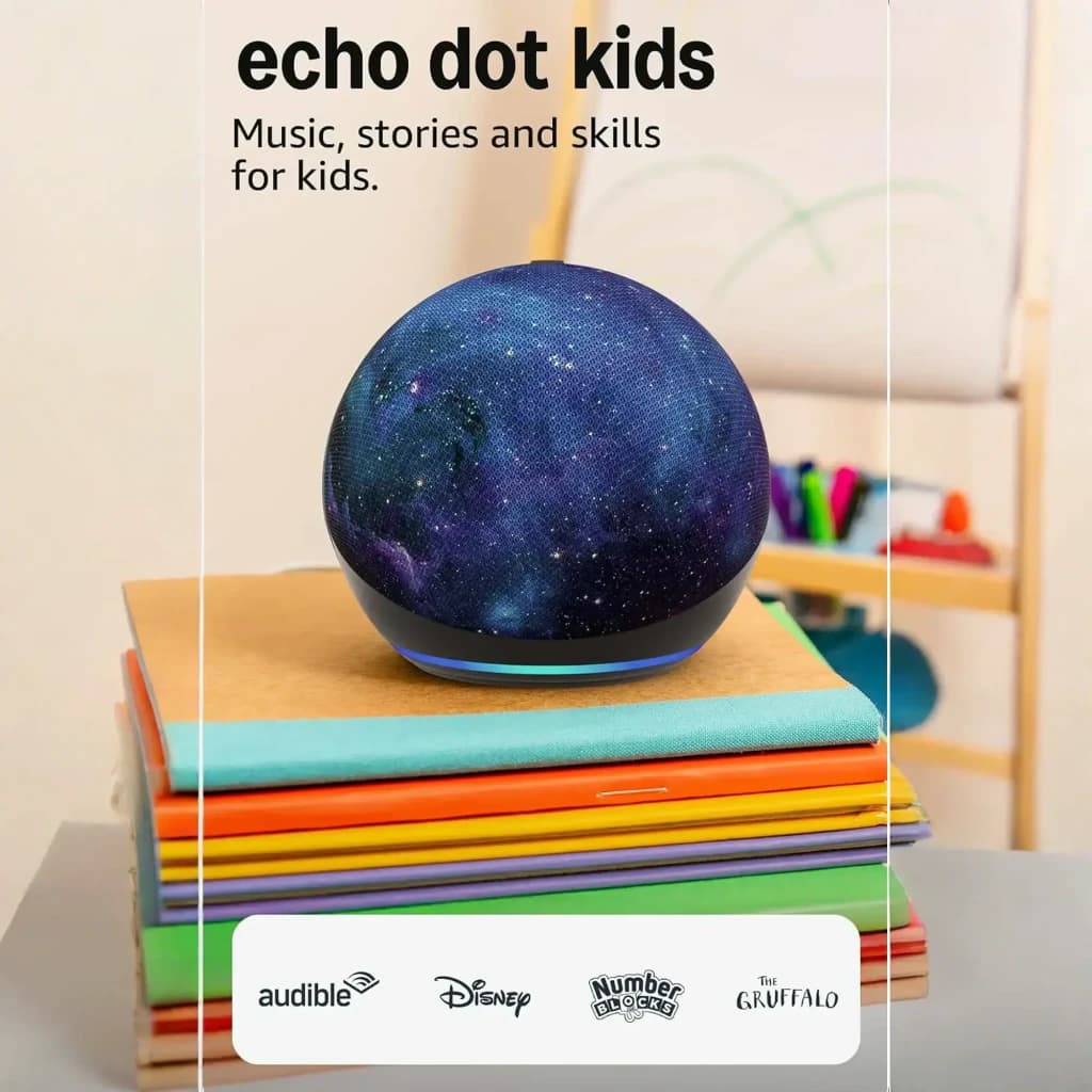 Amazon Echo Dot Kids 5e génération Dragon, enceinte sphérique bleue avec motif galaxie, anneau LED bleu, posée sur des cahiers colorés dans une chambre