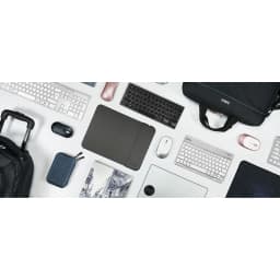 Ratón Subblim Wireless Mini Mouse 2.4GHz, diseño compacto en color blanco, clic silencioso, rueda central y acabado mate, junto a accesorios de escritorio
