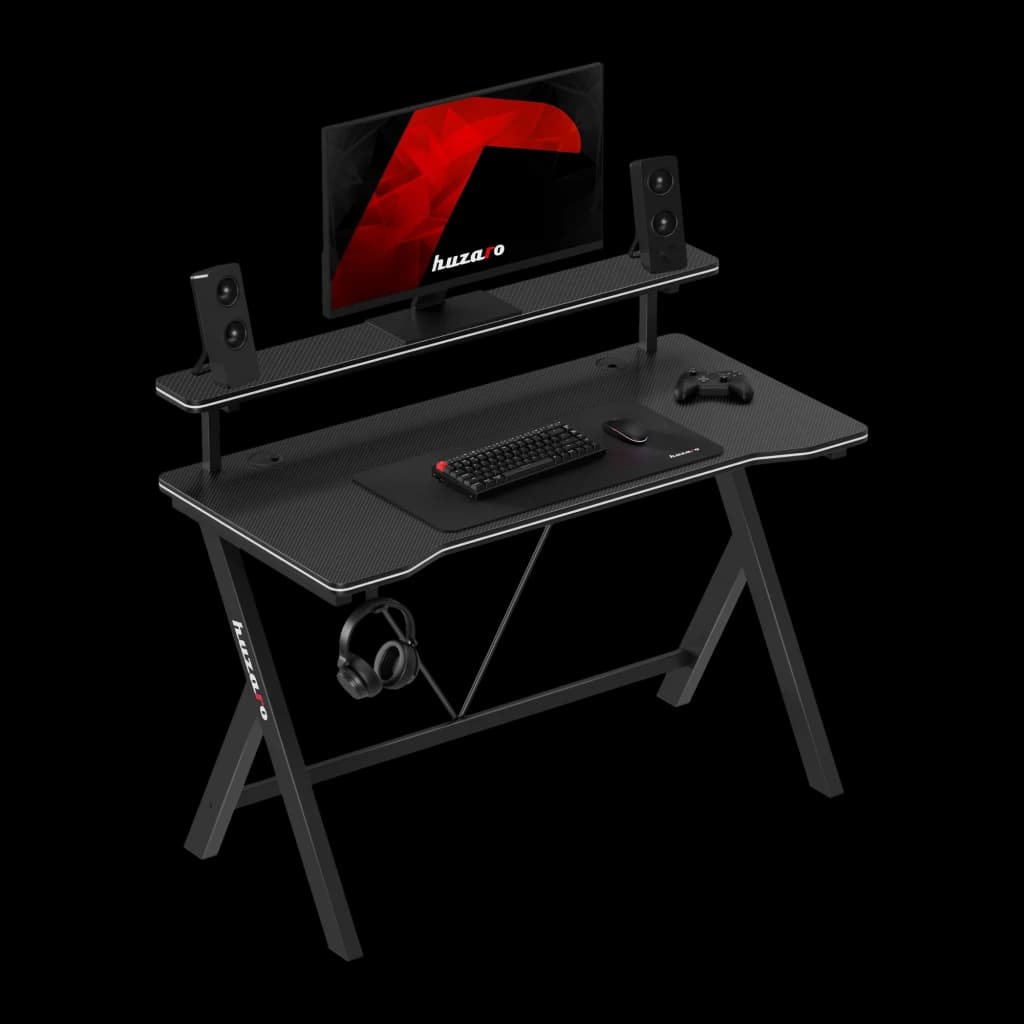 Huzaro Mesa gaming Hero 1.9 Negro, vista en ángulo: superficie carbono, estante elevado con monitor y altavoces, gancho